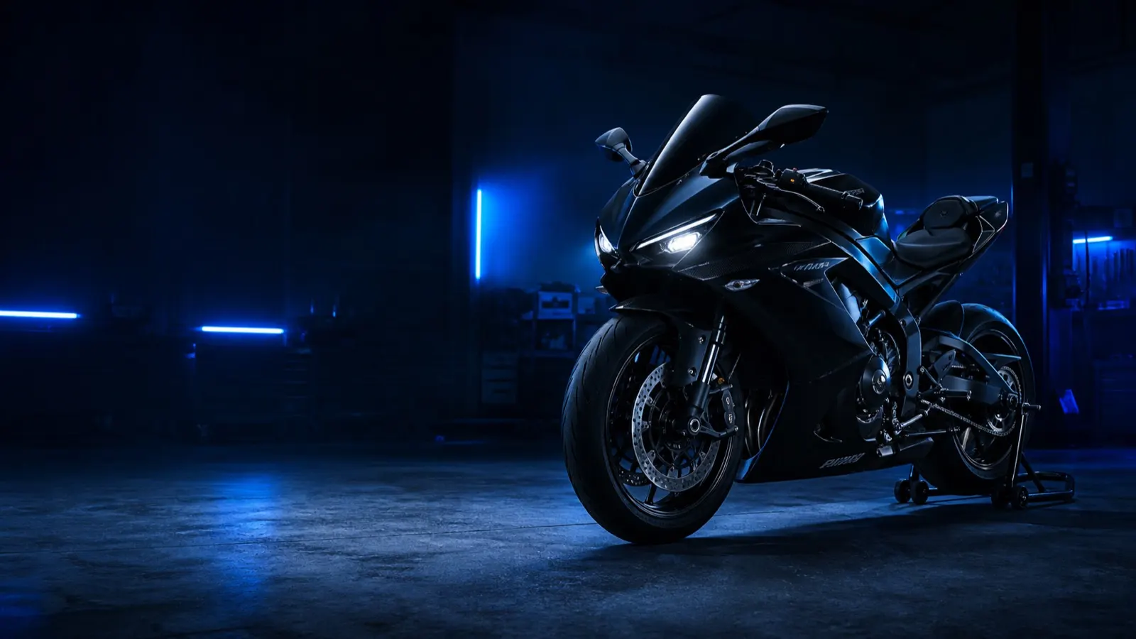 Juodas sportinis motociklas MotoSpace erdvėje